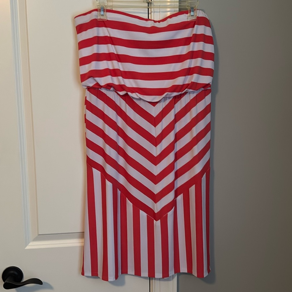 Strapless coral & white short dress